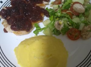Una foto de Pechuga a la plancha con salsa de arándanos