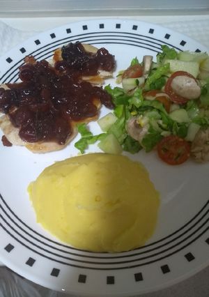 Una foto de Pechuga a la plancha con salsa de arándanos