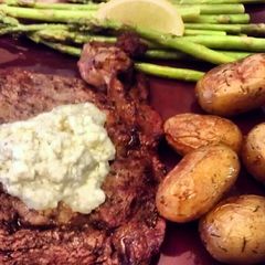 A picture of Bleu cheese grilled sirloin.