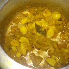 A picture of Garlic and bottle gourd curry.