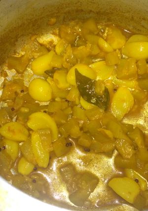 A picture of Garlic and bottle gourd curry.