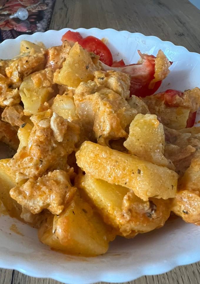 Тушкована картопля з куркою