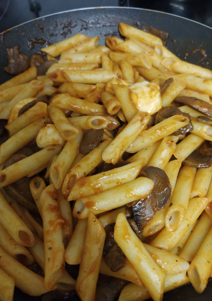 Una foto de 🍝 Pasta con champiñones y mozzarella
