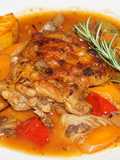 Trutros de pollo estofados con camote y yerbas frescas