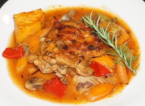 Una foto de Trutros de pollo estofados con camote y yerbas frescas