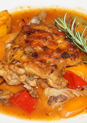 Una foto de Trutros de pollo estofados con camote y yerbas frescas