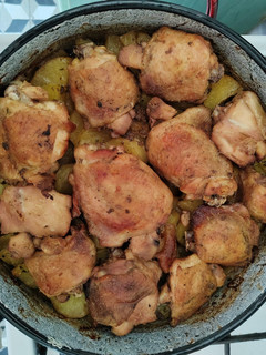 Porhanyós csirkecombok hagymás burgonya ágyon recept fotója