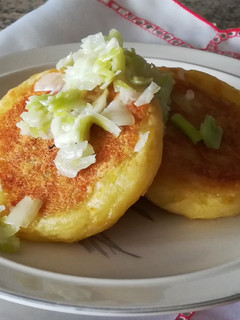 Una foto de Torticas de Papa y Queso Rellenas con Ajo Porro