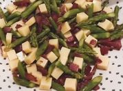 Uma foto de bacon salada