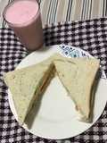 Triple y jugo de fresa con leche