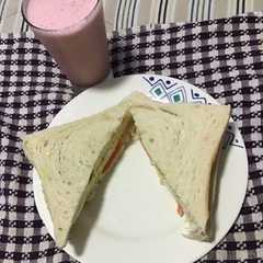 Una foto de Triple y jugo de fresa con leche