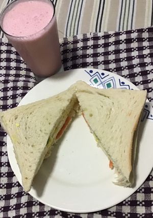 Una foto de Triple y jugo de fresa con leche