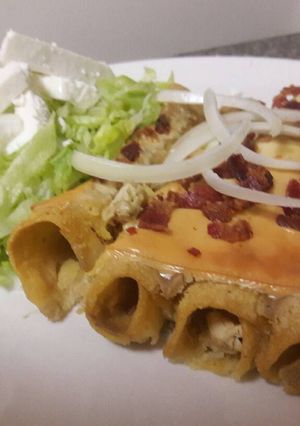 Una foto de Enchiladas encacahuatadas 🌯🧀