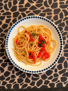 Una foto de Forattini con salteado de tomates, ajos y albahaca 🌿