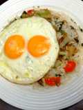 Arroz con Vegetales Salteados con Huevos Fritos