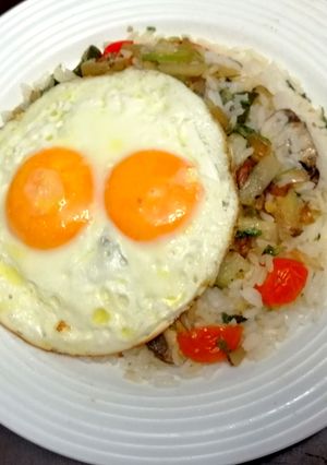 Una foto de Arroz con Vegetales Salteados con Huevos Fritos