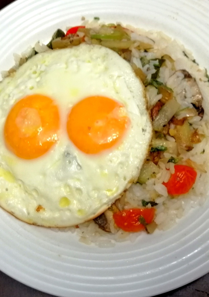 Una foto de Arroz con Vegetales Salteados con Huevos Fritos