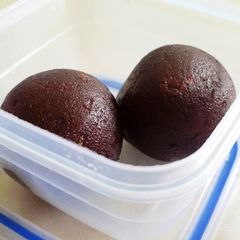 A picture of Gulab Jamun.