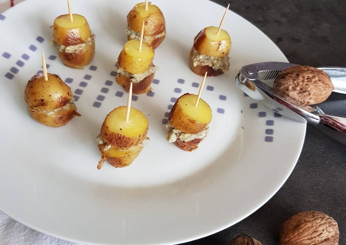 Pommes de terre en sucettes aux noix et Roquefort