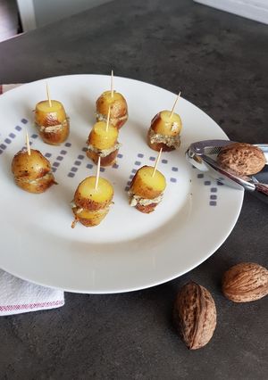 Une photo de Pommes de terre en sucettes aux noix et Roquefort
