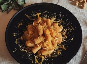 Foto di Gnocchi di batata e farina di ceci con crema di zucca nocciole e pane croccante