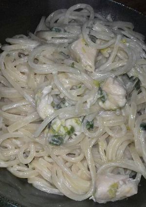 Una foto de Fideos con salsa de pechuga y puerros ! Riquísima🍲🍝