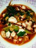 หนวดหมึกยักษ์ย่างผัดซอสพริกกะเพรา