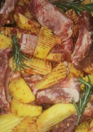 O poză a rețetei Coastă de porc cu cartofi și rozmarin la cuptor.