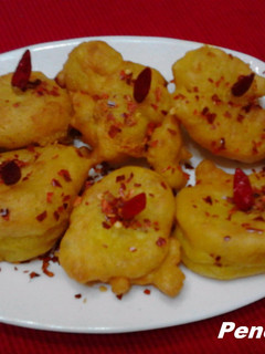 Una foto de Buñuelos de gambas al ajillo con lascas de chile