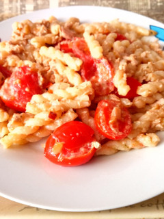 Foto principal de Pasta con salsa de albahaca, atún y cherrys