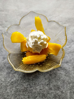Una foto de Mango con nata