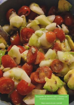 Una foto de Ensalada súper suculenta de cherry, pepino y palta🍅🥒🥑