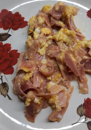 Una foto de Revuelto esponjoso de huevo y panceta