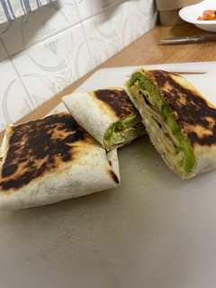 Una foto de Fajita rellena de aguacate y tortilla de setas