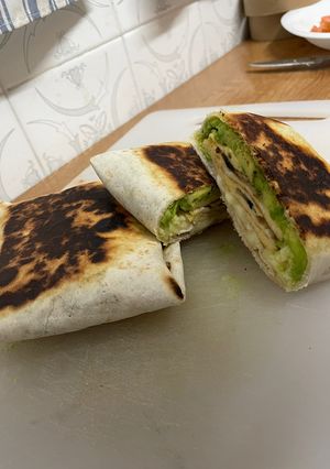Una foto de Fajita rellena de aguacate y tortilla de setas