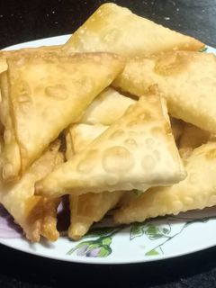 صورة لوصفة سمبوسك بحشوة الأرز واللحمة والبسلة