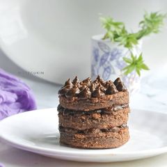 A picture of Avacado chocolate cake with avacado chocolate cream.