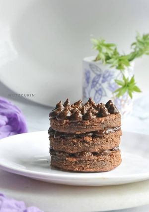 A picture of Avacado chocolate cake with avacado chocolate cream.