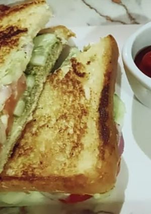 ક્લબ વેજી ફ્રુટ સેન્ડવિચ (Club Veggie Fruit Sandwich Recipe In Gujarati) રેસીપી મુખ્ય ફોટો