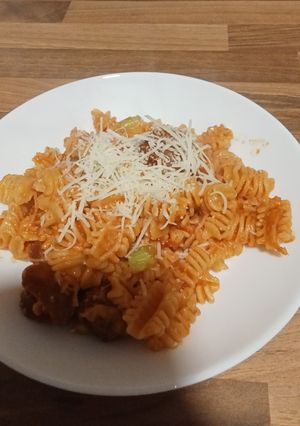 Una foto de Radiatori de queso con chorizo y puerros