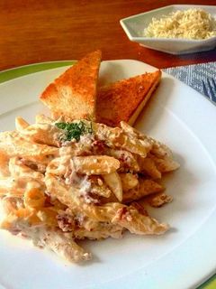 Una foto de Penne rigate en salsa carbonara 🍝