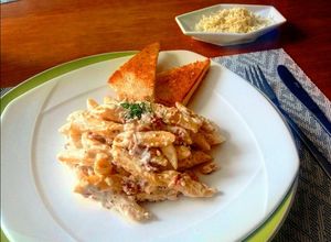 Una foto de Penne rigate en salsa carbonara 🍝