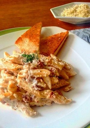 Una foto de Penne rigate en salsa carbonara 🍝
