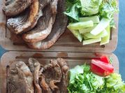Una foto de escalopes de ternera en salsa