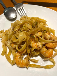 Una foto de Tagliatelle con langostinos y pistachos🦐