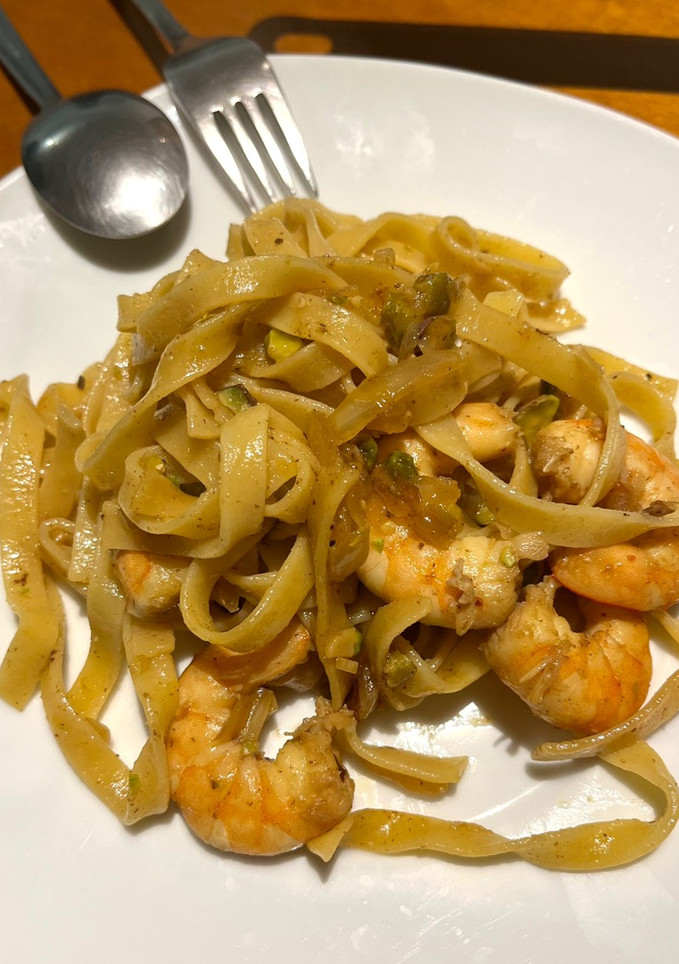 Una foto de Tagliatelle con langostinos y pistachos🦐