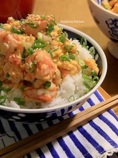 日式滑蛋蝦仁蓋飯。法式炒蛋配上鮮甜蝦子,絕配。 的食譜成品照片