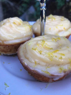 Una foto de Muffins de limón sin tacc con FROSTING de Limón