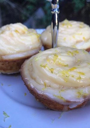 Una foto de Muffins de limón sin tacc con FROSTING de Limón