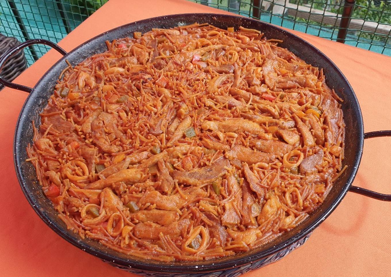 Fideuá de secreto ibérico y calamar